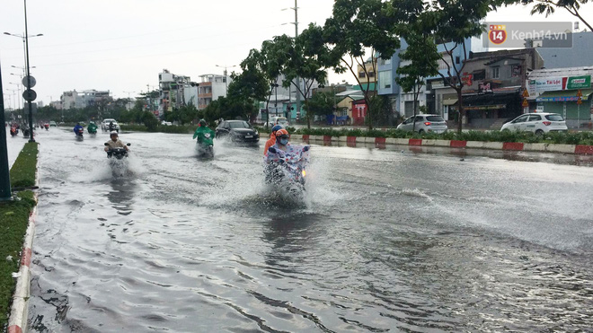 Mưa lớn bất chợt chiều 30/4, người Sài Gòn dắt xe đi bộ trên đường do chết máy